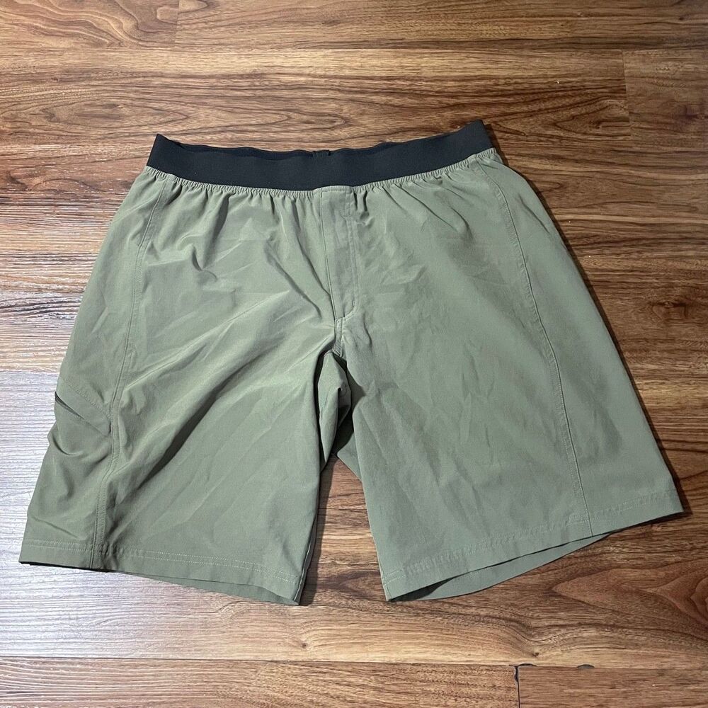 Eastern Mountain Sports Size Large Green Shorts Black Belt Hiking Elastic Waist